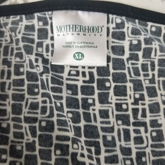 Motherhood Maternity Black and White Geometric‎ Print Tie-back V-Nest Blouse - Picture 2 of 8